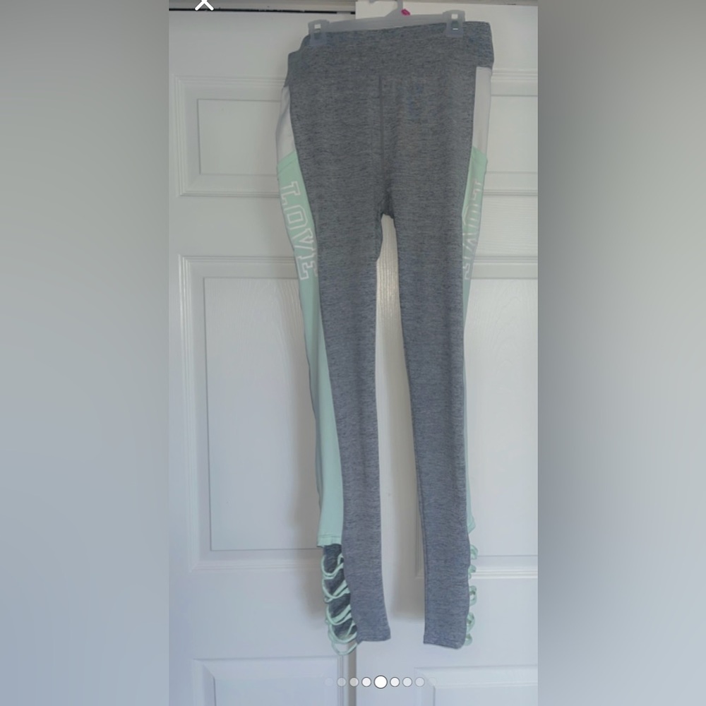 Dyce mint green/grey leggings with pockets
Large 
95% polyester 
5% spandex